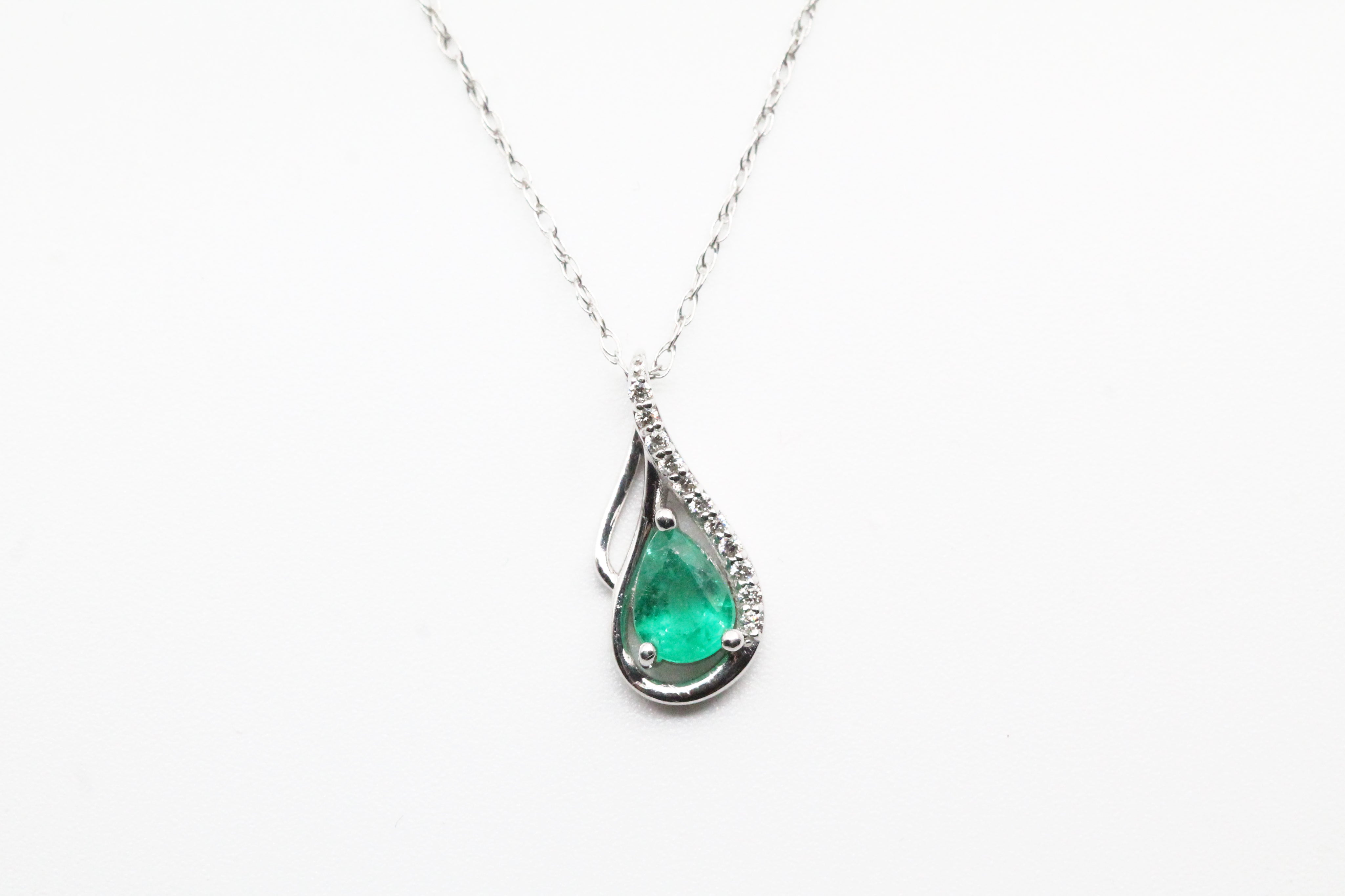 White Gold Emerald Necklace – Wattsson & Wattsson Jewelers
