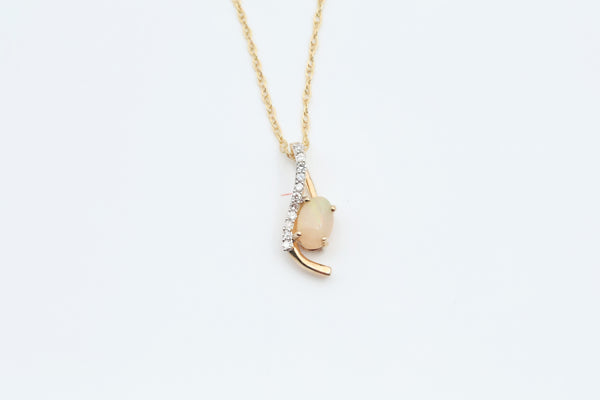 Yellow Gold Ethiopian Opal Necklace